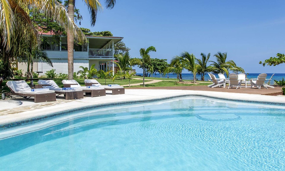 Runaway Bay Villa | Spanish Cove Beach House