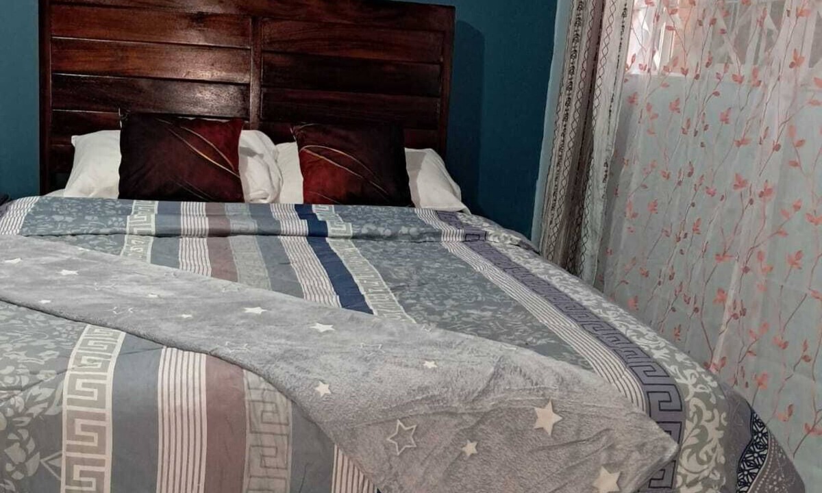 Spanish Town Apartment | Stylish 1BR Retreat 2 Queen Beds Quiet Upscale Area 15 mins to Town & Beaches