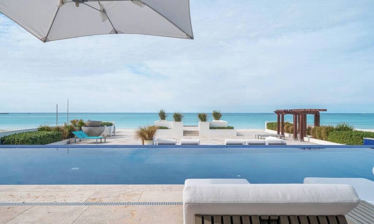 Alice Town House | The Bahamas Beachfront Dream: Beach, Pool & Docking