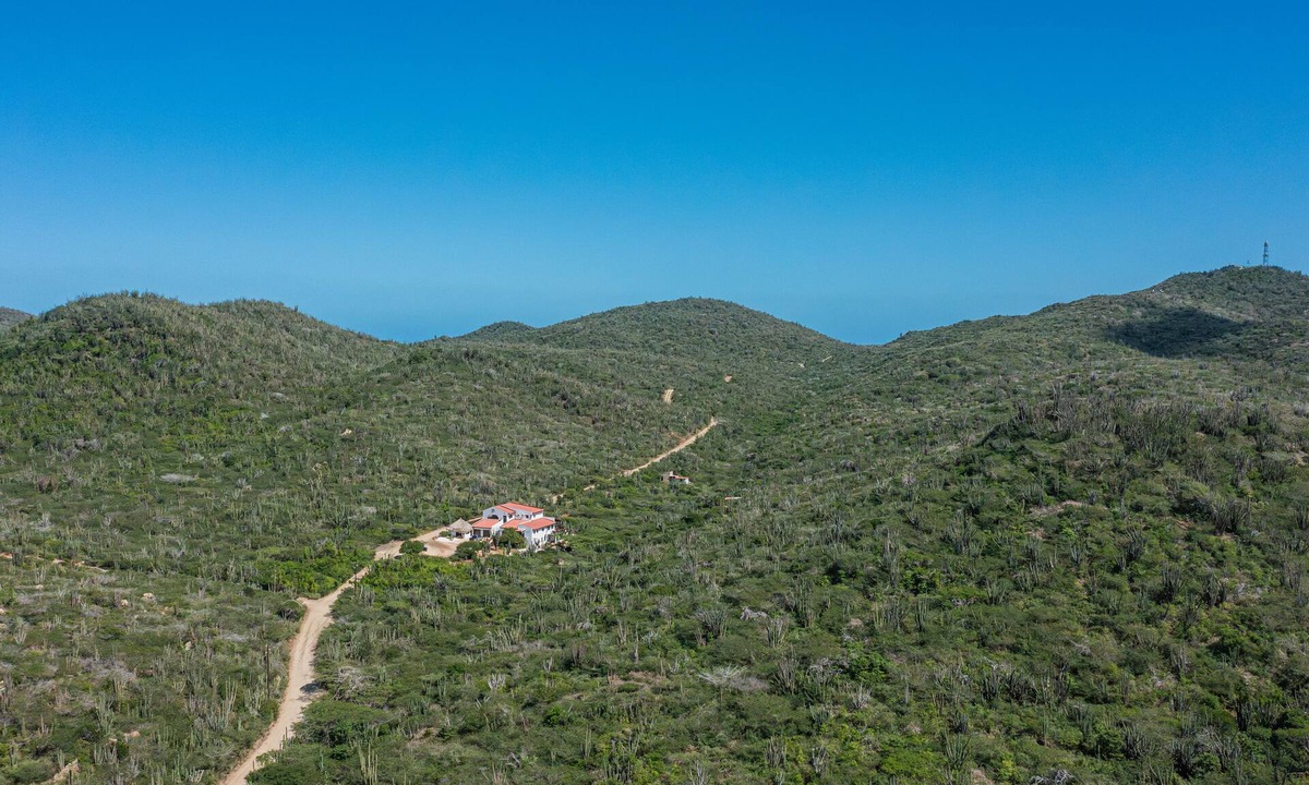 Jamanota House | The most unique location nestled into nature with direct acces to nature, caves and national park.