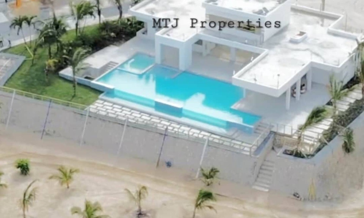 Runaway Bay House | The Onyx Beach Villa by MTJ Properties