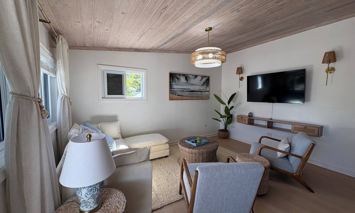Dunmore Town Apartment | The Shoreline - Cozy 2BR 3Bd in Harbour Island Steps to Pink Sand Beach
