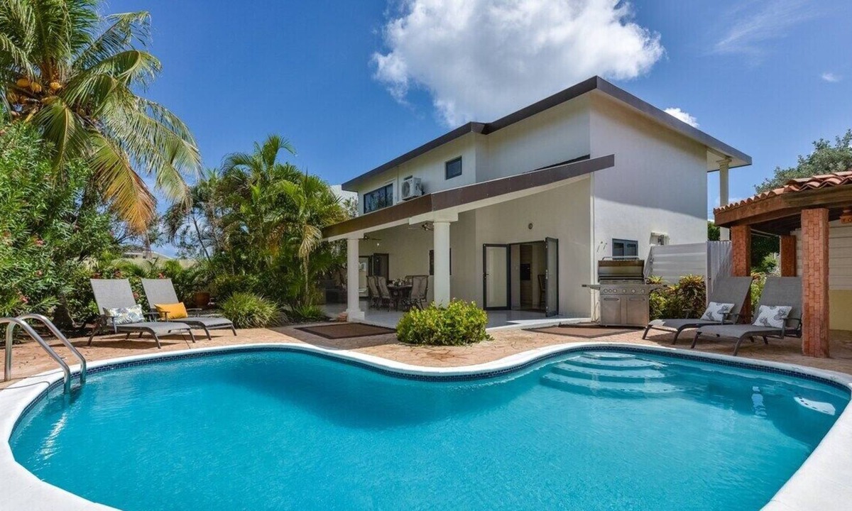 Washington Villa | This two floor spacious family house is only a few blocks away from Palm Beach.