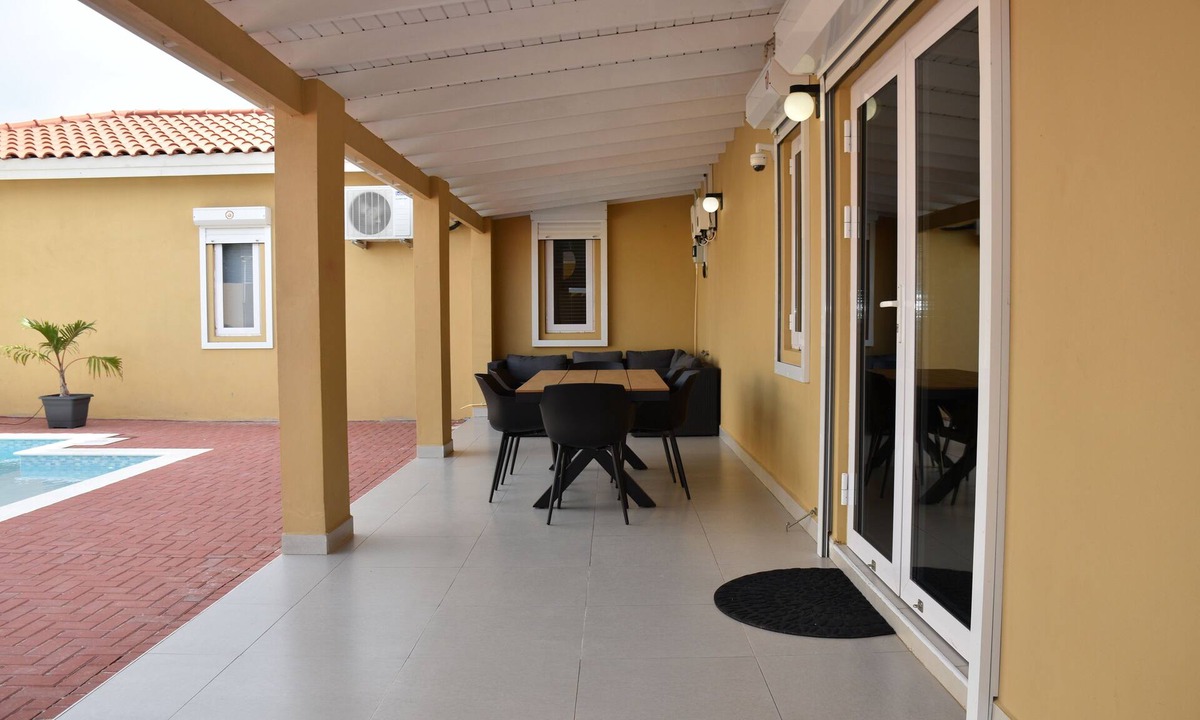 Kamay House | Three-bedroom house in Aruba, near the high-rise hotel area!