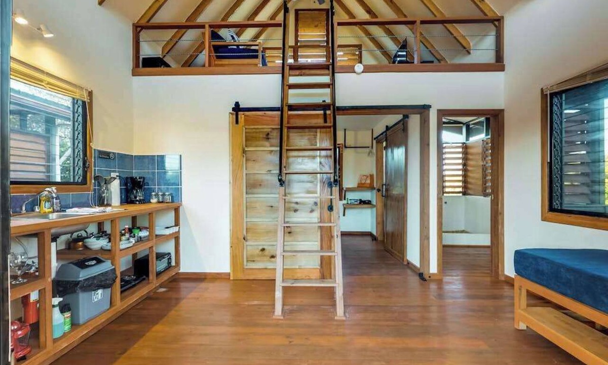 Surfside Apartment | Treehouse cabana suite in a quiet area with veranda, WiFi & partial AC - walk to beach