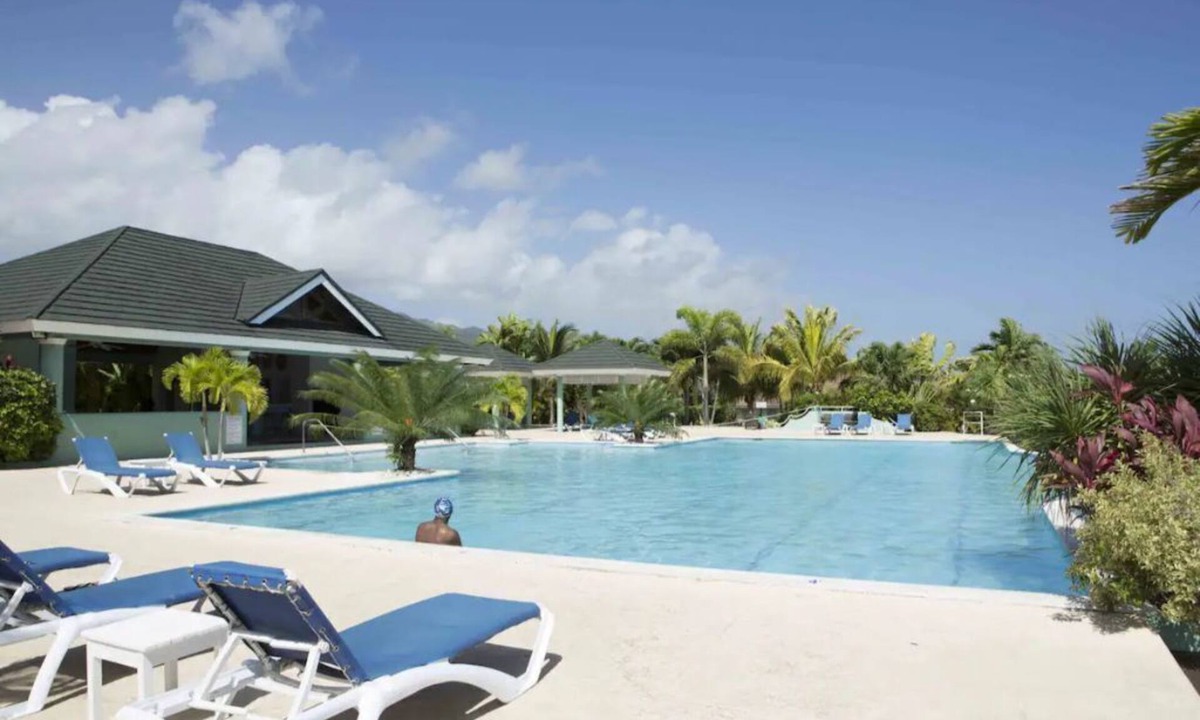 St. Ann's Bay House | Tropical Bungalow - Close to OchiˑACˑBeach ClubˑFamilyˑSun VillaˑCook Available