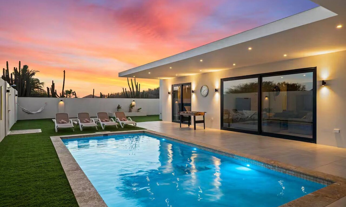 Boegoeroei House | Tropical Dream Villa - New 6BR Luxury Villa in Noord