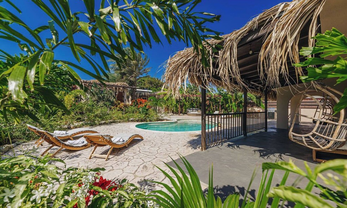 Kudawecha Apartment | Tropical Garden Oasis with Pool near Palm Beach
