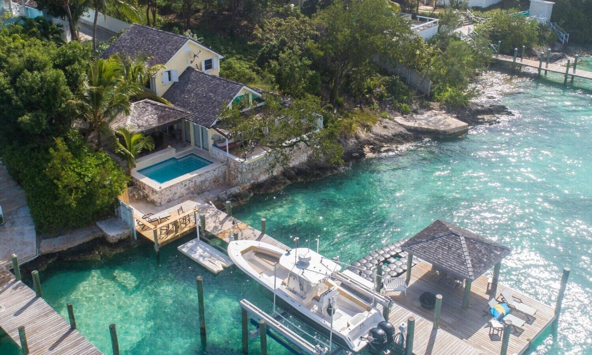 Dunmore Town House | Unique waterfront Harbour Island getaway! 2 house compound with private dock!