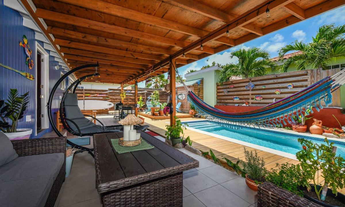 Oranjestad-West Ski Chalet | Villa Canucku