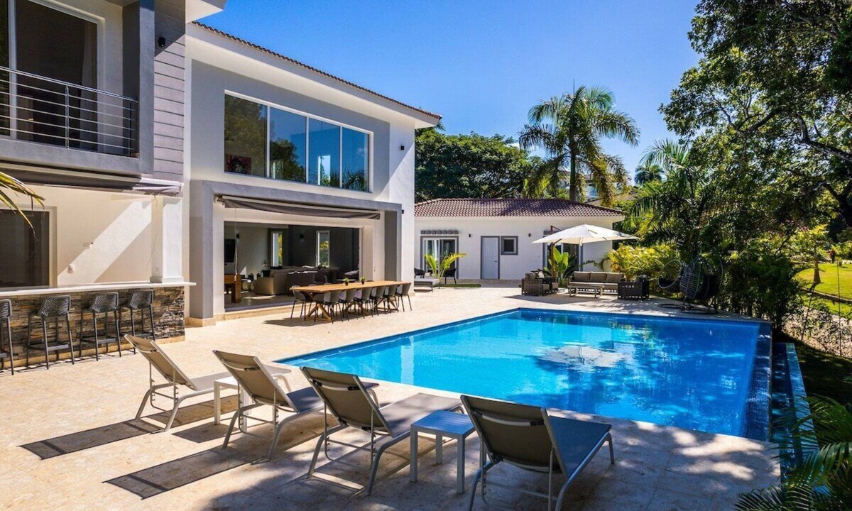 Urbanizacion Tavarez Villa | Villa Collie: Luxury Retreat/5 King Master BR/Maid