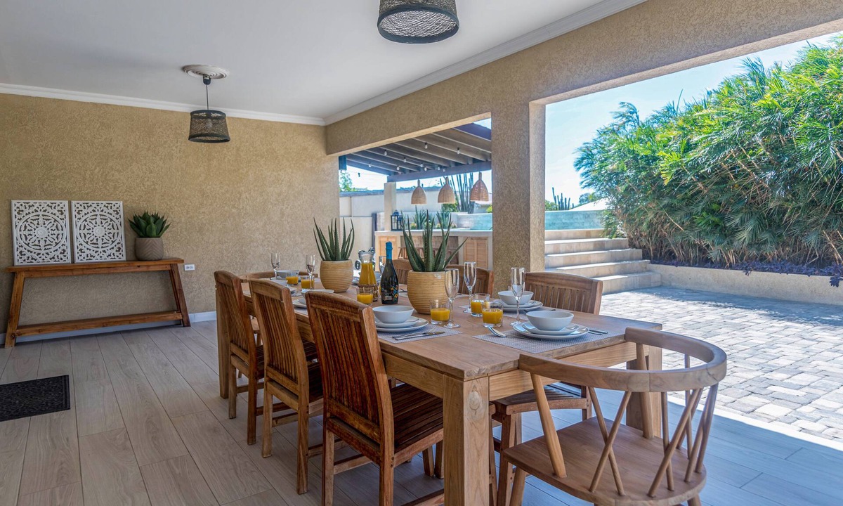 Bubali Villa | “Villa Oasis” Walking distance to beach, supermarket and restaurants.
