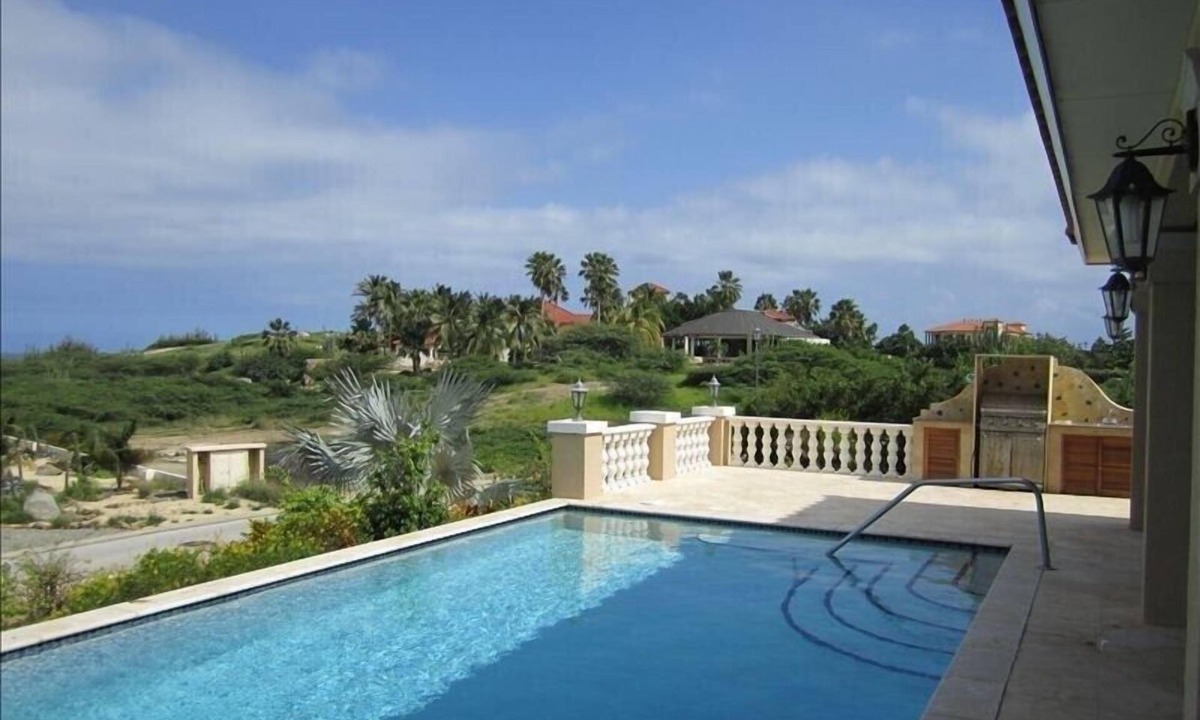 Noord House | Walking to the Beach Villa