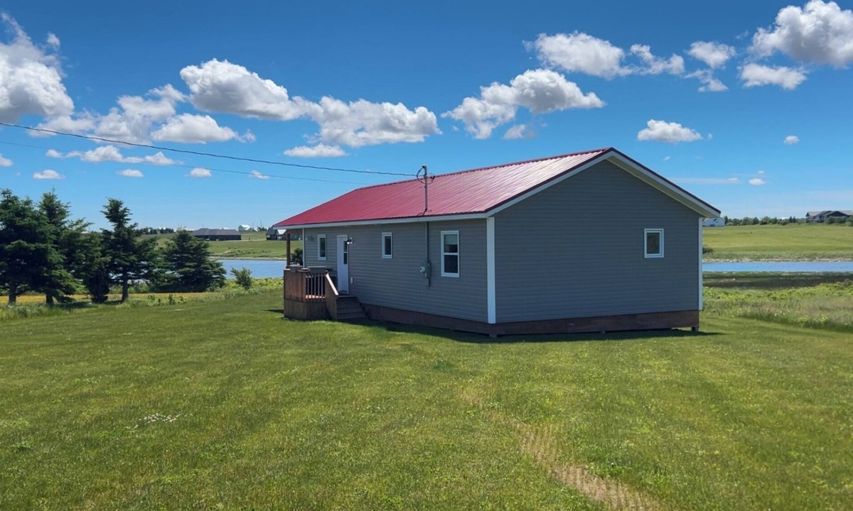 Anglo Rustico Cottage | Water Front Cottage- 10 Min Walk To Barachois Beach, Minutes to North Rustico
