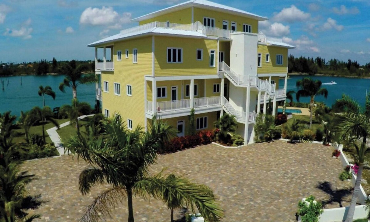 Bell Channel Bay Condo | Waterfront Charming Condo in Lucayan Gardens