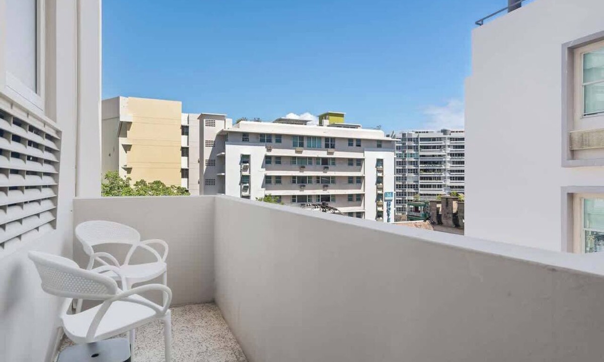 Miramar Apartment | With Balcony | King Bed | Free Parking | AC
