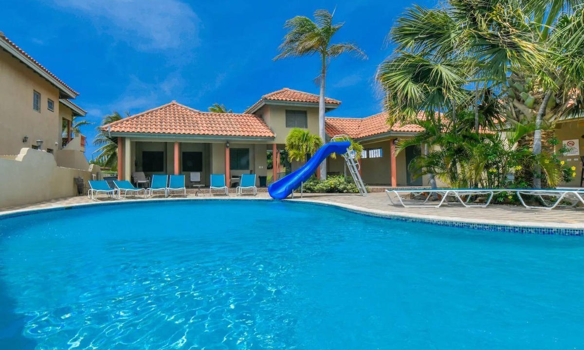 Palm Beach Condo | Your Palm Beach Getaway: Walk to Beach & Hotels