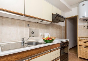 Look forward to a vacation near the sea in this spacious vacation apartment! in Icici