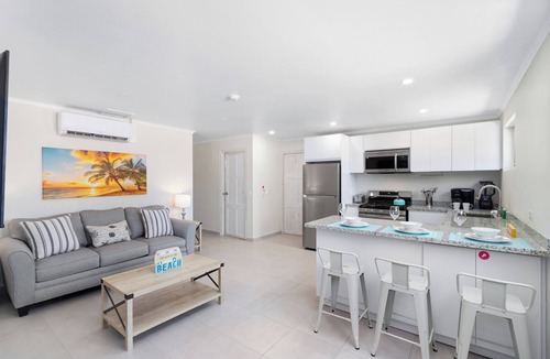 Opal Condo | 1.5 mi to Palm Beach * Pool * Rooftop * BBQ