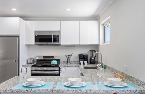 Opal Condo | 1.5 mi to Palm Beach * Pool * Rooftop * BBQ