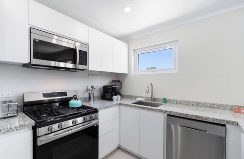 Opal Condo | 1.5 mi to Palm Beach * Pool * Rooftop * BBQ