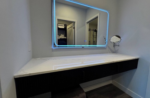 Bahamas Terrace Apartment | 1-Bedroom Apartment King Bed Full Kitchen & Balcony