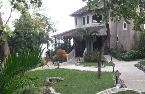 Ocho Rios House | 1 bedroom Seaside Cottage - Pool/Beach/Wifi/Restaurant/House keeping HCS