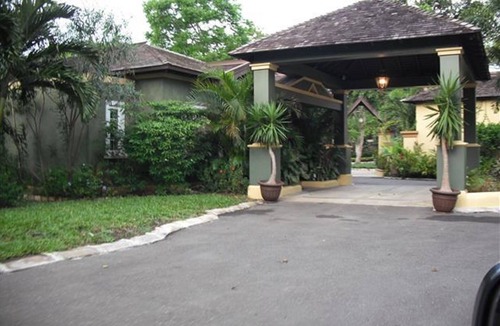 Ocho Rios House | 1 bedroom Seaside Cottage - Pool/Beach/Wifi/Restaurant/House keeping HCS