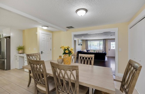 Clackamas House | 11 Guest Spacious 6-bedroom house in wonderful Clackamas with AC, WiFi
