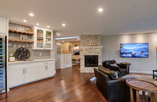 North Plains House | 2 Acre Home- Pond View with Hot-Tub - Sleeps 16