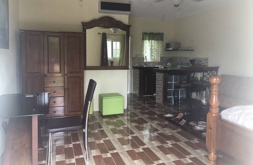 Beverly Hills House | 2 bed & 2 bath. Spacious, Quiet, Secure, Central & Private