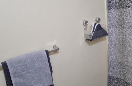 Spring Village House | 2-Bed Sleeps 4 Private Garden Parking