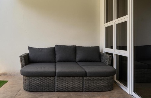 Portmore Apartment | 2 Bed-Sleeps 5-Private Garden-Free Parking