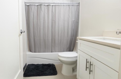 Portmore Apartment | 2 Bed-Sleeps 5-Private Garden-Free Parking