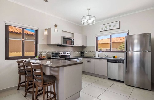 Gold Coast Apartment | 2 BR Apt|Private Pool|BBQ|3 Min To Arashi Beach