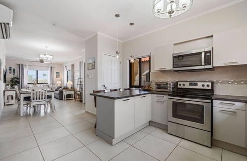Gold Coast Apartment | 2 BR Apt|Private Pool|BBQ|3 Min To Arashi Beach