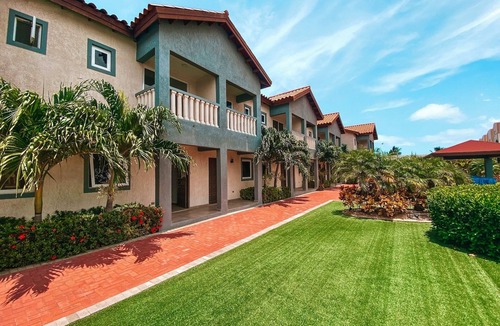 Boegoeroei House | 2 BR Private Baths & Balcony 5 minutes to Beaches like Tres Trapi Palm Beach