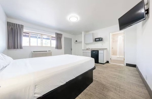 Hollywood District Hotel | 2 Conveniently Located Spaces Ideal for Explorers & Families