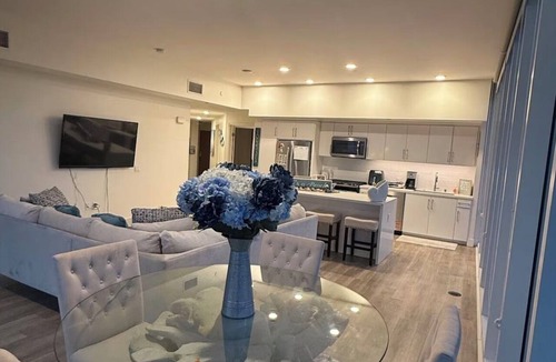 East Village Condo | 2BD/2BR High Rise Condo. In the Heart of Downtown SD