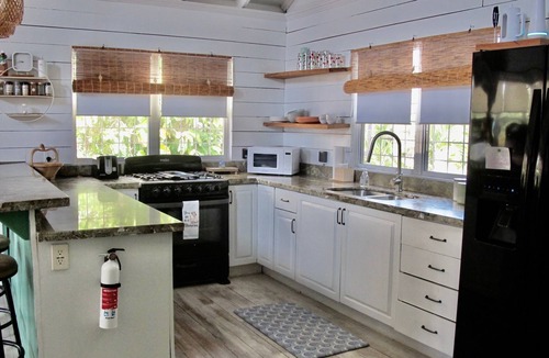 Surfside House | 2BR Beachfront Bungalow-Pool & Oceanfront-Views