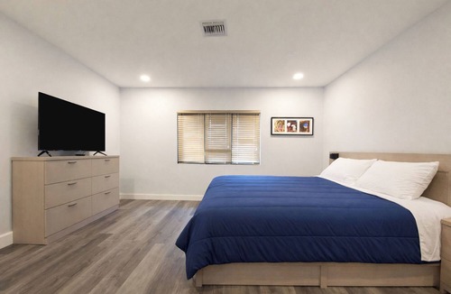 Bahamas Terrace Apartment | 3-Bedroom Apartment King + 2 Queens Full Kitchen & Balcony