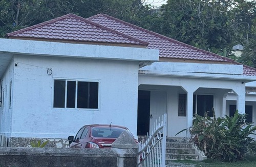 Moore Town House | 3-bedroom ocean front bungalow in delightful Long Bay, Portland w AC ,Ocean View