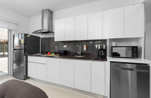 Koyari Condo | 3BR 2BA Modern Condo w/Pool near PalmBeach