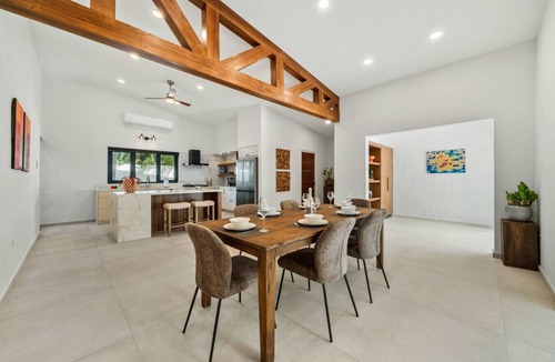 Ponton House | 3BR Stylish Family House | 3 Bath | BBQ | Pool