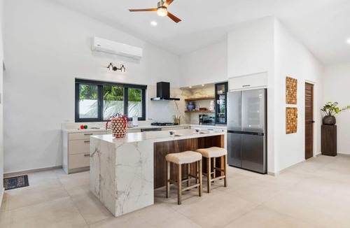 Ponton House | 3BR Stylish Family House | 3 Bath | BBQ | Pool