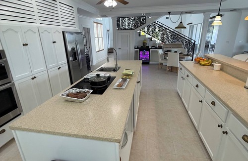 Bahamia West House | 4-bedroom estate in fantastic Freeport with cool AC