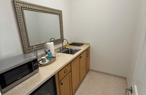 Bahamia West House | 4-bedroom estate in fantastic Freeport with cool AC
