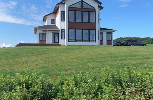 French River Cottage | 4 Bedroom Luxury Ocean View Beach House, Minutes To North Shore Beaches