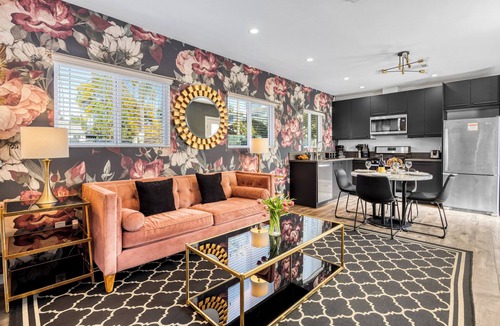 Hollywood Hotel | 5 Units in Heart of Hollywood | Remodeled Art Deco | Pink Revival by AvantStay
