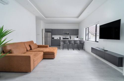 Barbican Apartment | 8B/R w/pool Complex @ Terrace Eight